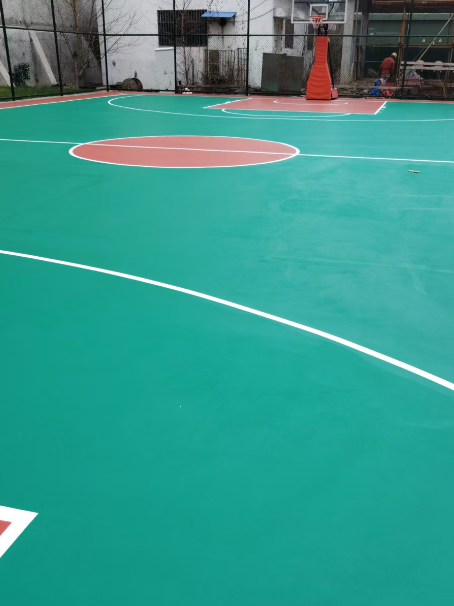 宁陕 球场长期使用易出现地面开裂